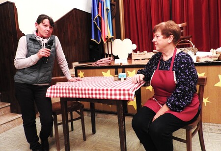 Angelca Maček v pogovoru o kmetijstvu in pridelovanju krompirja z Vido Urbanček iz Velesovega